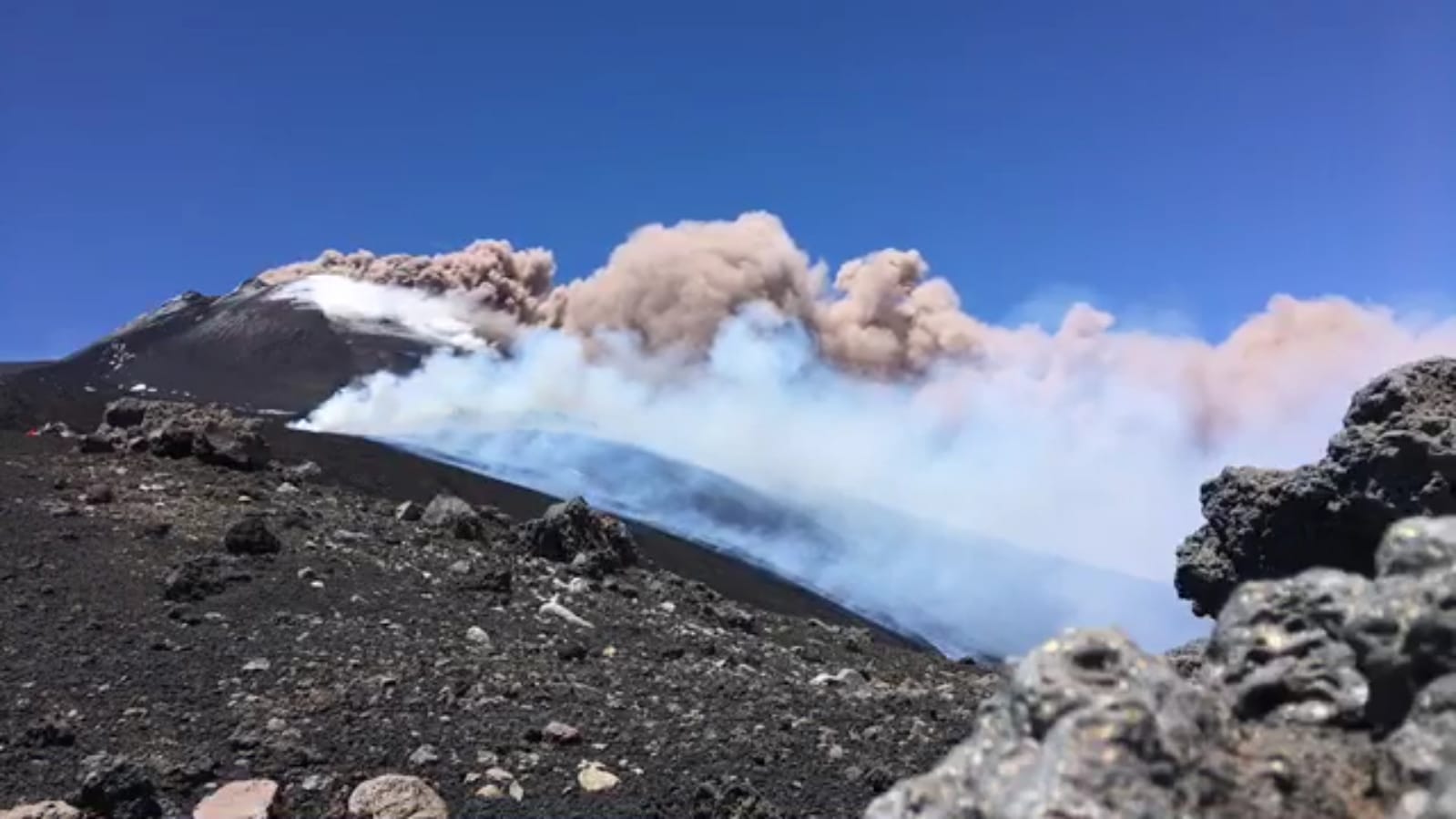 L’Etna torna a dare spettacolo. L’Ingv: “Potrebbe durare mesi”