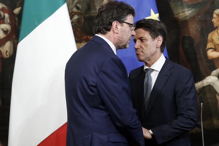 Scontro Conte-Salvini sul Decreto sicurezza, salta il Cdm