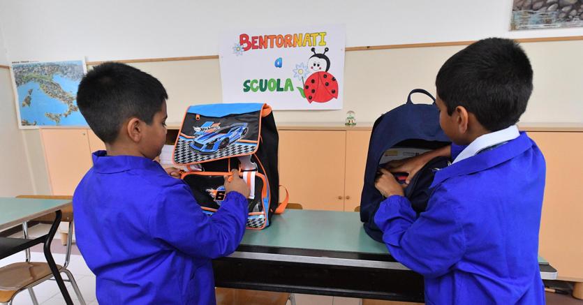 Scuola: grembiule in classe, gli studenti dicono no Scuola: grembiule in classe, gli studenti dicono no