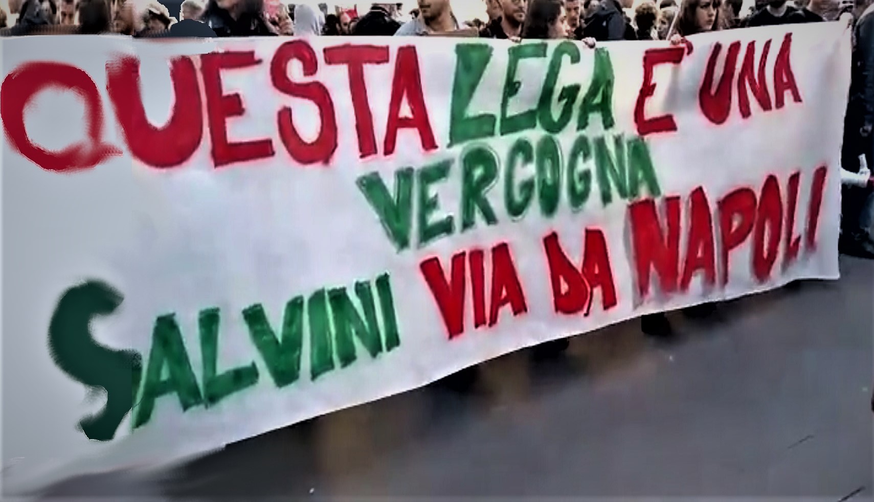 Politica: Salvini a Napoli, nuovi scontri di piazza