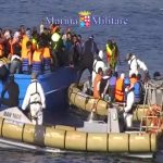 Migranti: nuovo sbarco all’alba a Lampedusa, porto aperto