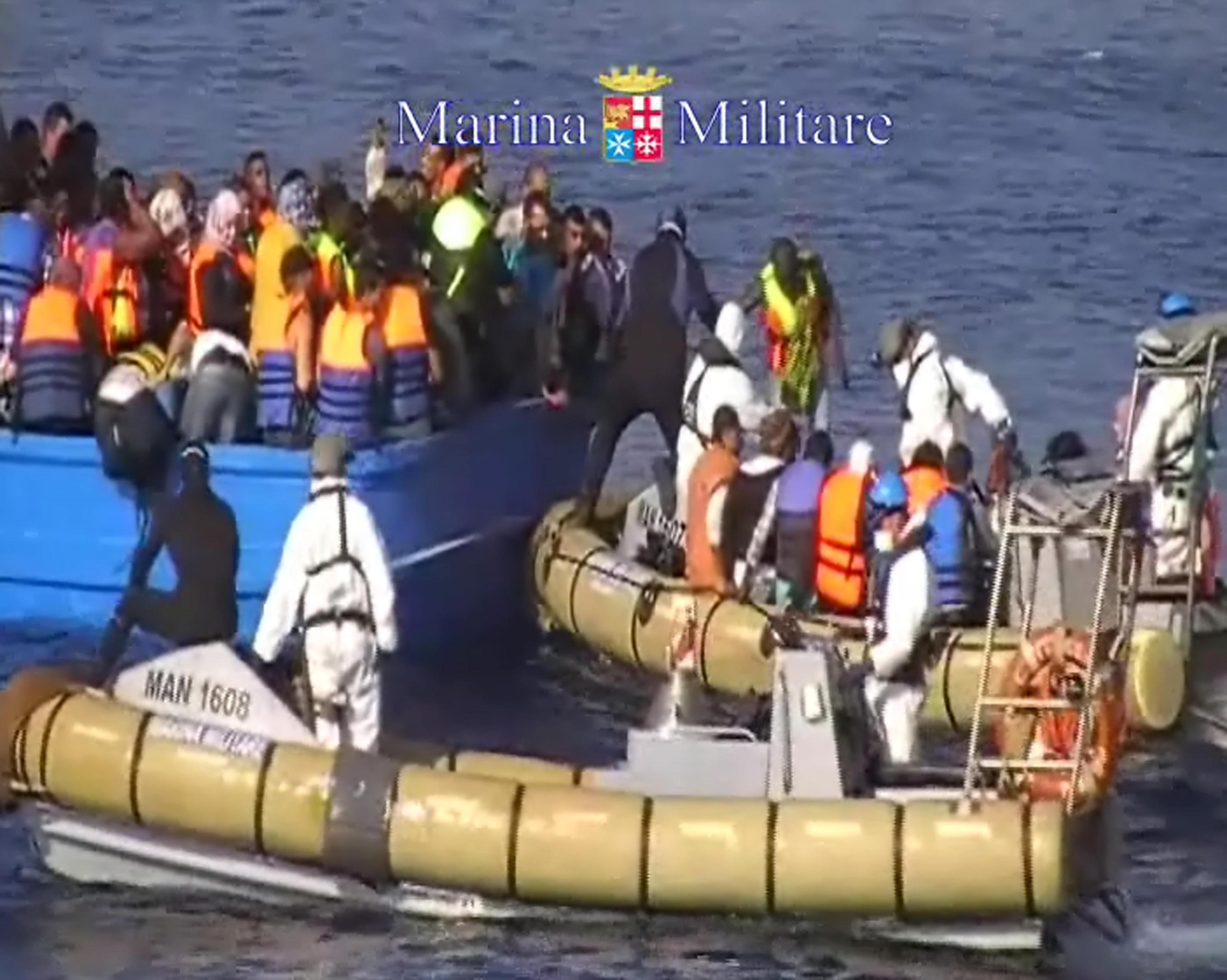 Migranti: nuovo sbarco all’alba a Lampedusa, porto aperto Migranti: nuovo sbarco all’alba a Lampedusa, porto aperto