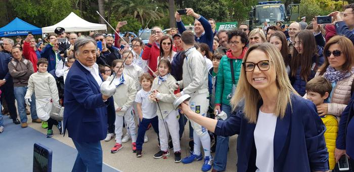 Sport: Valentina Vezzali incrocia la spada con Orlando Sport: Valentina Vezzali incrocia la spada con Orlando