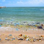 Inquinamento: sulle spiagge italiane dieci rifiuti ogni metro