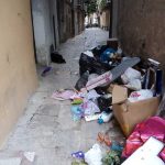 Palermo: rifiuti in una stradina del centro storico, i turisti si rifiutano di passare