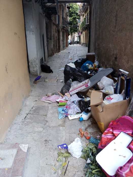 Palermo: rifiuti in una stradina del centro storico, i turisti si rifiutano di passare