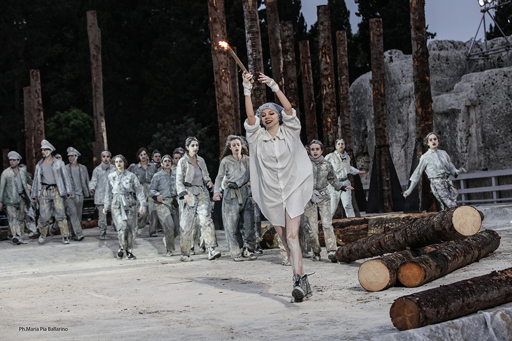 Teatro: Siracusa, le “Troiane” sullo sfondo di un bosco morto Teatro: Siracusa, le “Troiane” sullo sfondo di un bosco morto