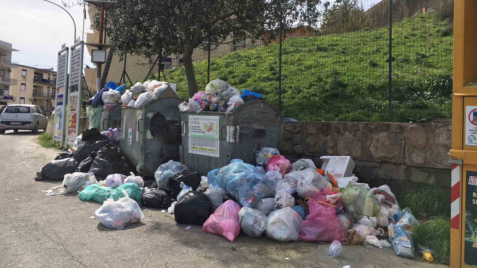 Abbandono di rifiuti, telecamere inchiodano cinque sporcaccioni