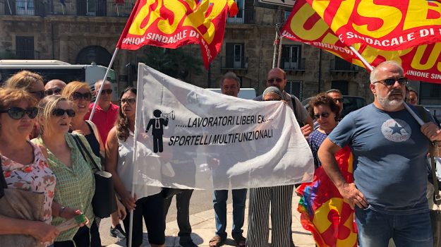 Dopo la protesta degli ex sportellisti la Regione apre al dialogo