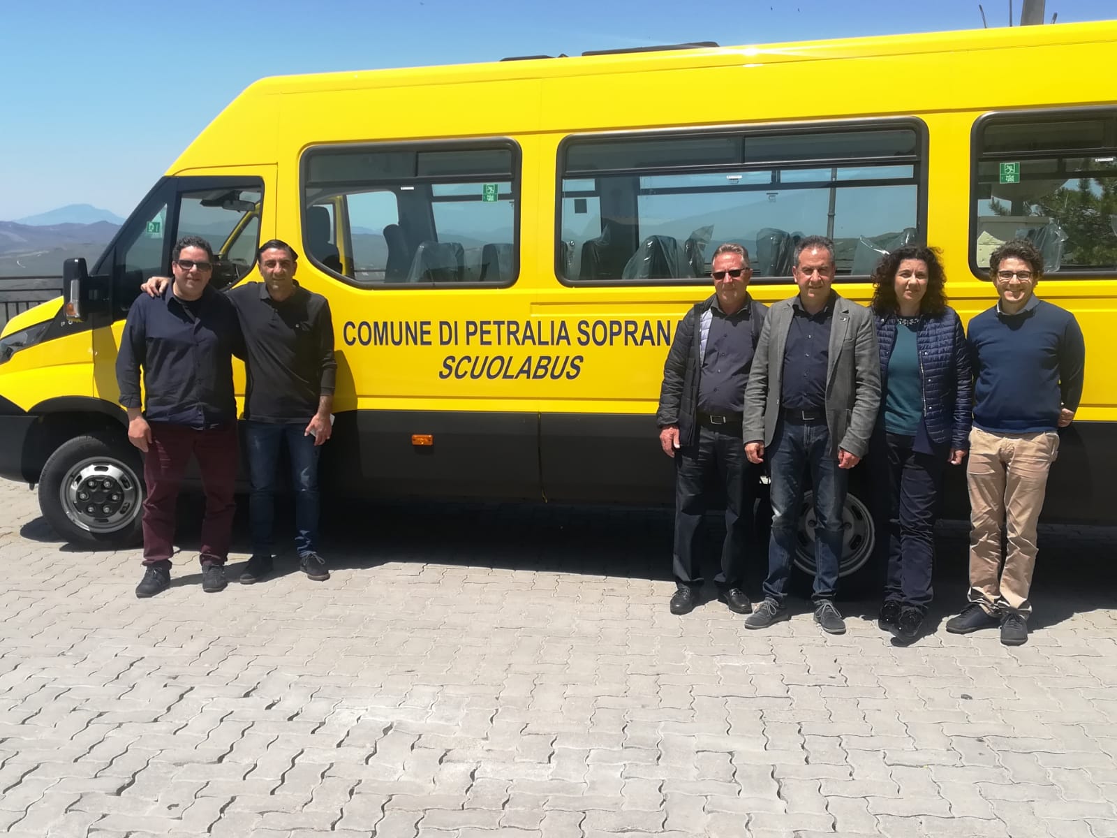 Ecco lo scuolabus nuovo di zecca per gli scolari di Petralia Soprana