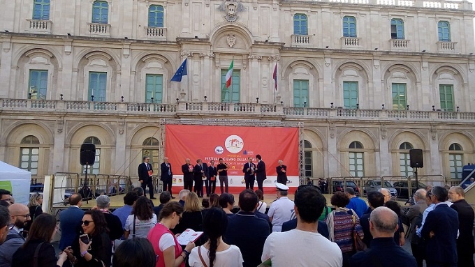 Famiglia, una fonte di sviluppo e benessere  che può ancora arginare la crisi di valori