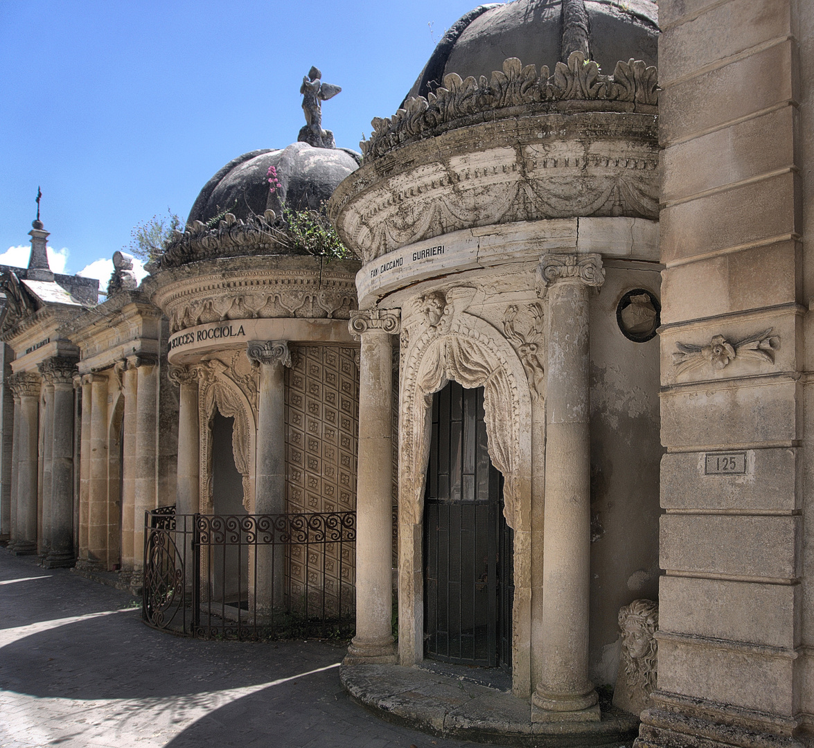 Modica, il parcheggio del cimitero chiuso al traffico: chiesta una tassa per entrare