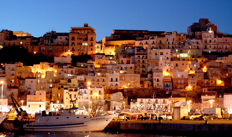 Sciacca, vandalizzato albero di Natale in piazza, il sindaco: “Amareggiati ma non rassegnati”