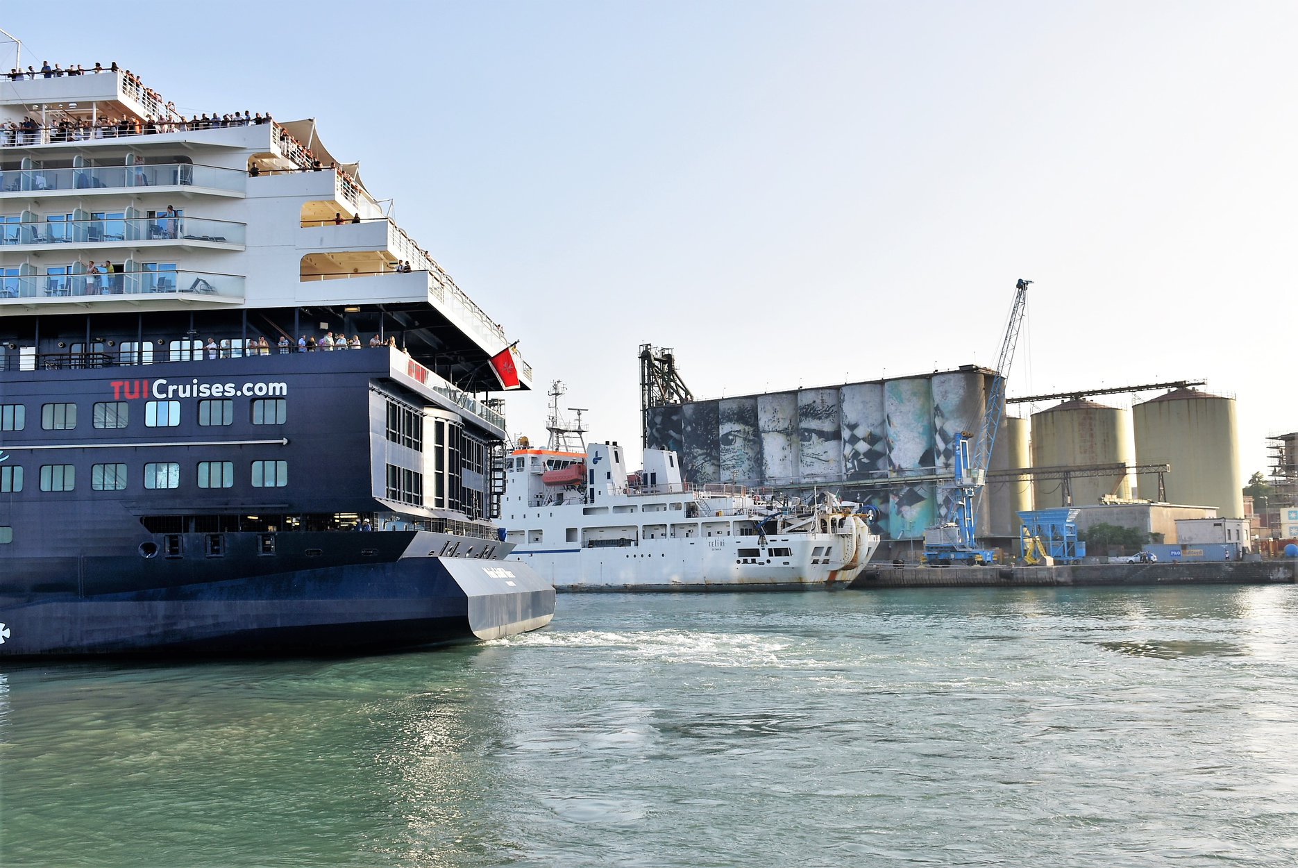Dal mare un’onda di turisti per scoprire i tesori di Catania