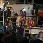 Sea Watch, blitz notturno, sbarcati i migranti, la comandante in stato d’arresto