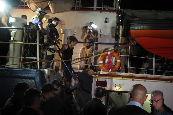 Sea Watch, blitz notturno, sbarcati i migranti, la comandante in stato d’arresto
