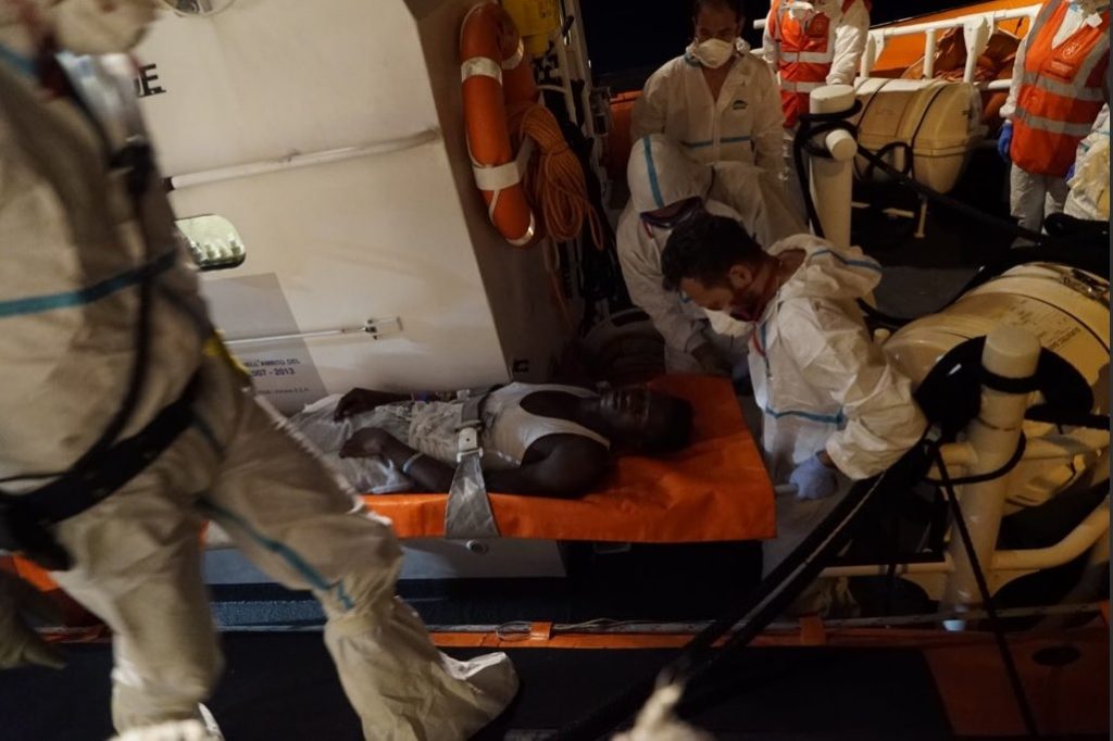 Galleria foto 'Sea Watch, la grande beffa, nuovo barchino a Lampedusa' - foto 1