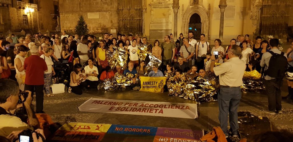 Galleria foto 'Sea Watch davanti al porto, a Lampedusa migranti in barca' - foto 1