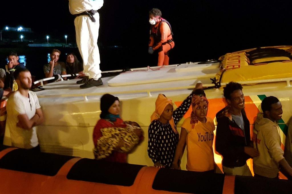 Lampedusa, arrivati 41 migranti e c’è anche una neonata