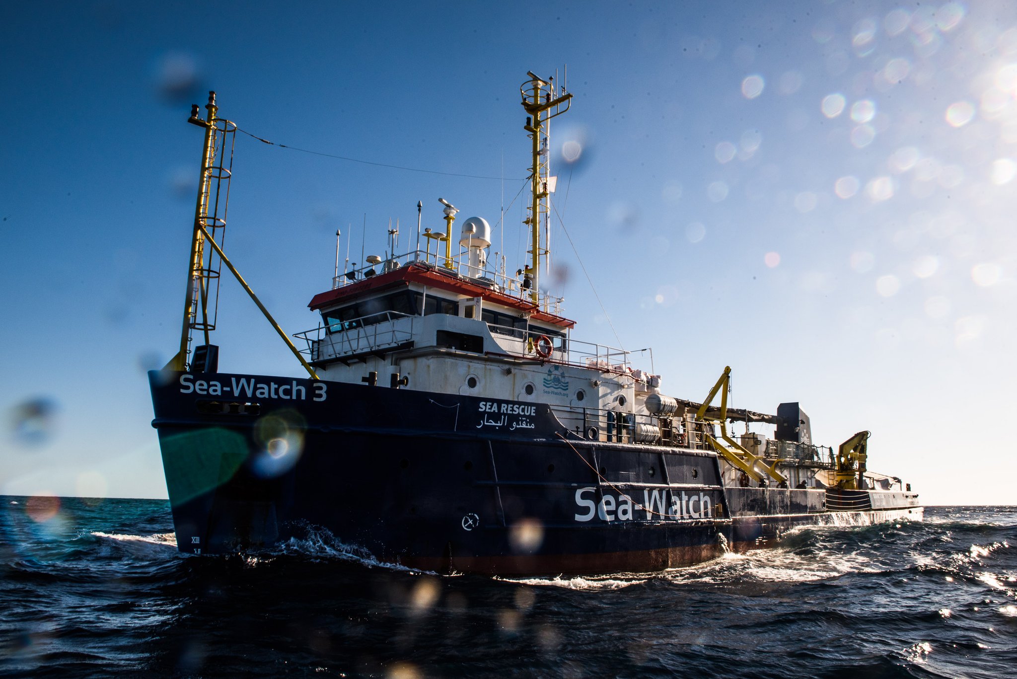 Sea Watch, la grande beffa, nuovo barchino a Lampedusa
