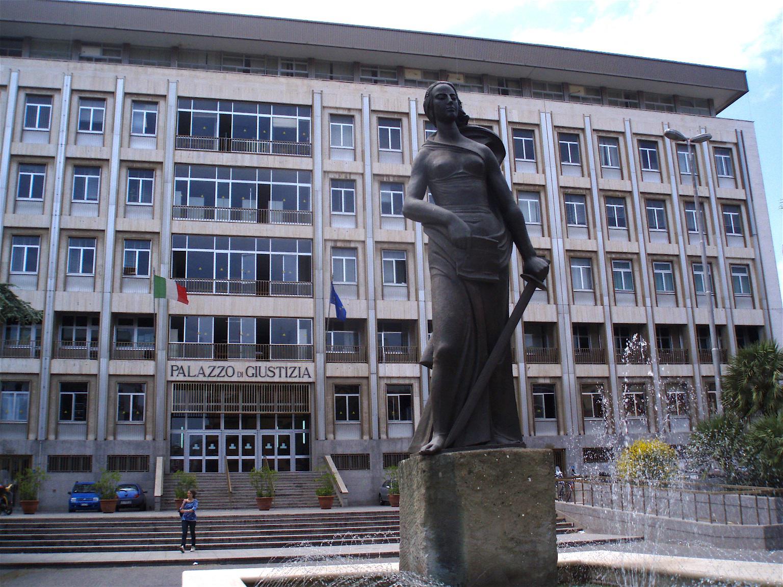 Maltrattamenti ad allieve, arrestato ex giudice Bellomo Maltrattamenti ad allieve, arrestato ex giudice Bellomo