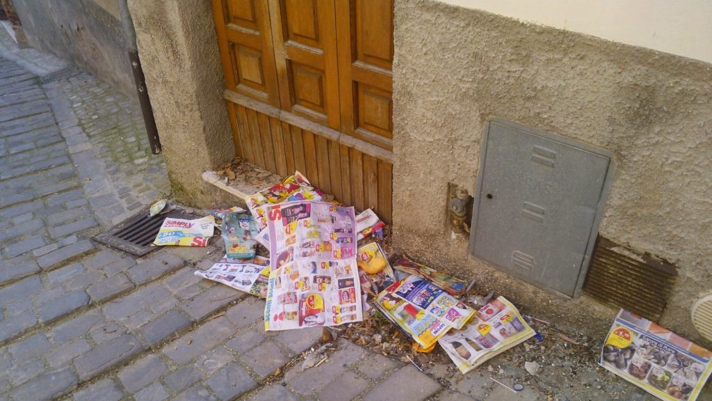 Trapani sommersa dalla carta, stop al volantinaggio selvaggio