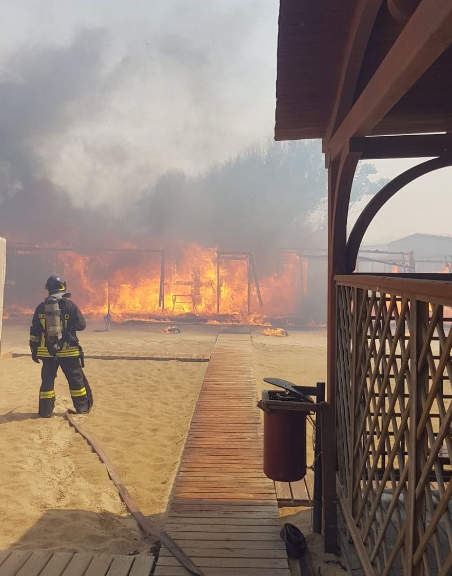 Incendi, a Palermo fiamme a Poggio Ridente, coinvolte abitazioni