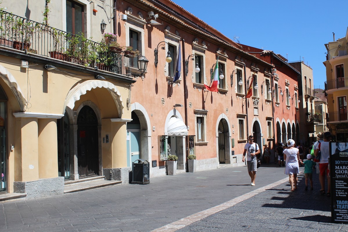Dipendenti positivi al Covid, chiusi due alberghi a Taormina