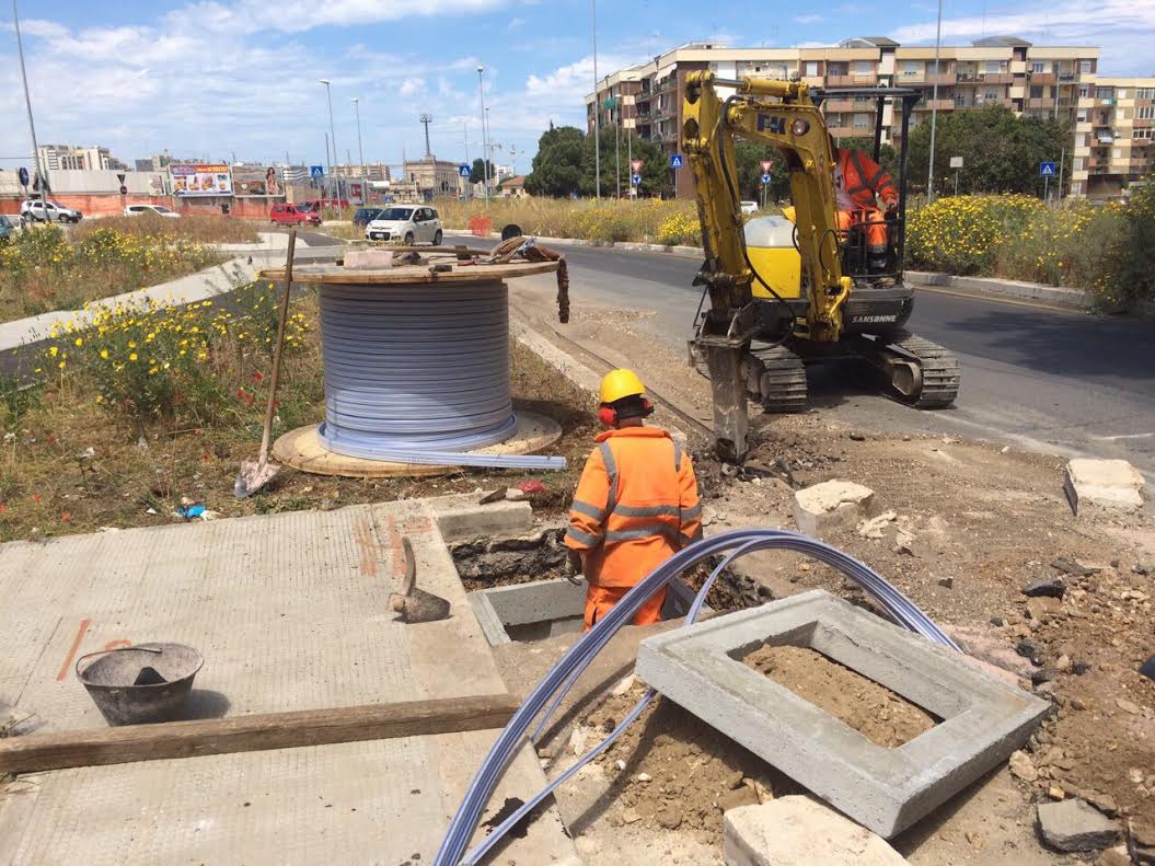Via ai lavori per la rete in fibra ottica novanta giorni per connettere la città