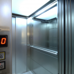 Ascensore in fiamme, evacuati i residenti del palazzo: soccorse 4 persone