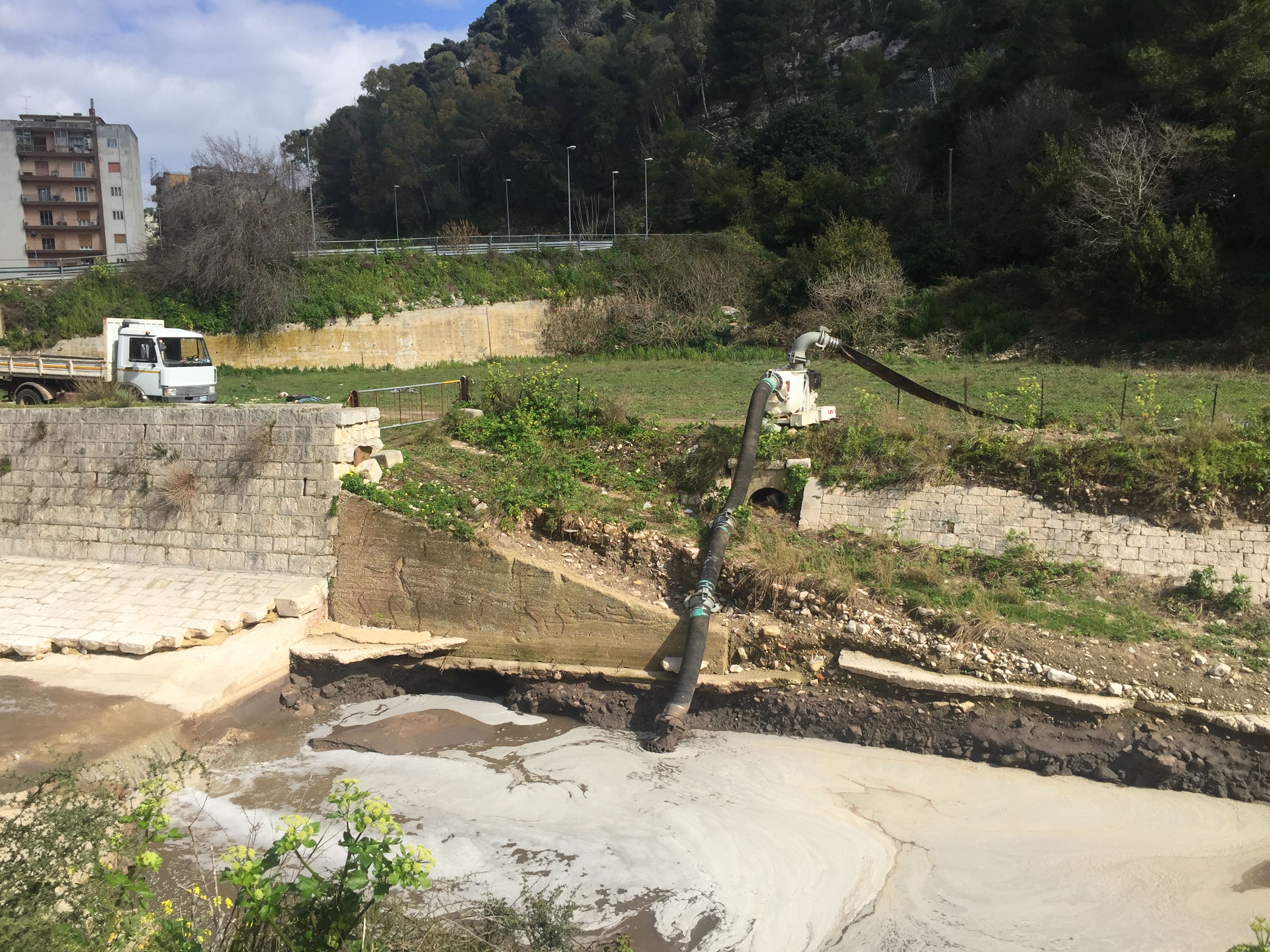 Blitz di Goletta Verde in località Arizza, la foce del torrente Modica è inquinata