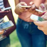 Passare l’estate incollati allo smartphone? Si rischiano la miopia e l’astenopia