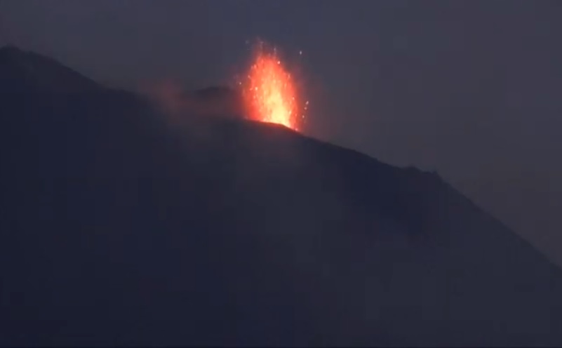 Etna, intensa attività stromboliana da crateri sommitali