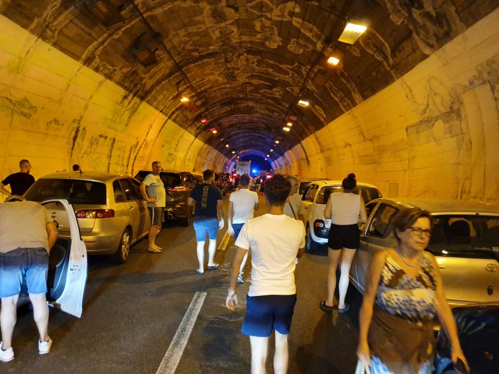 Galleria foto 'Si incendia una station wagon, panico nella galleria della Catania-Messina' - foto 2