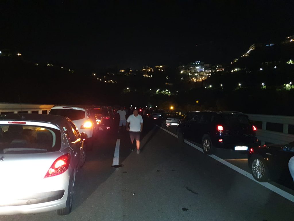 Galleria foto 'Si incendia una station wagon, panico nella galleria della Catania-Messina' - foto 1