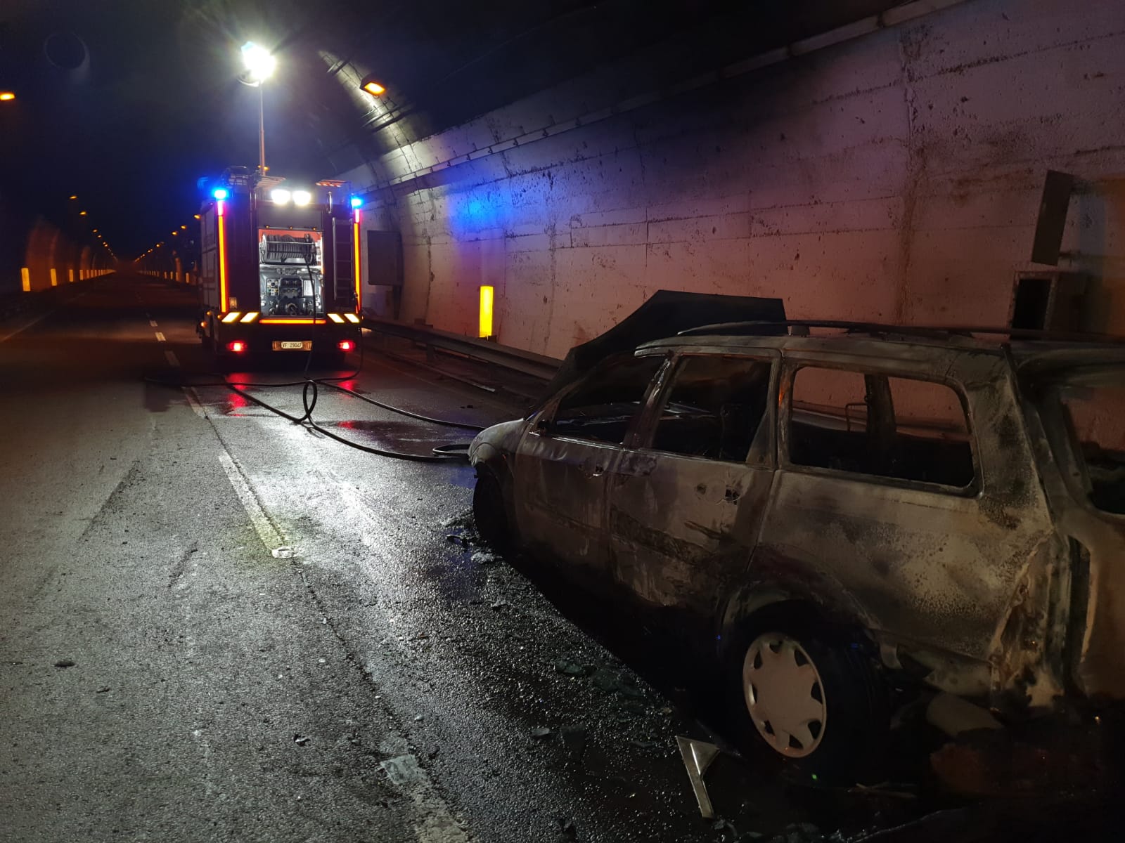 Si incendia una station wagon, panico nella galleria della Catania-Messina