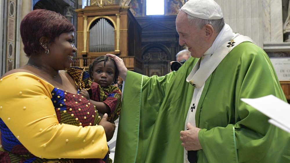 Migranti, la messa di Papa Francesco per i naufraghi e chi li salva, ancora sbarchi fantasma