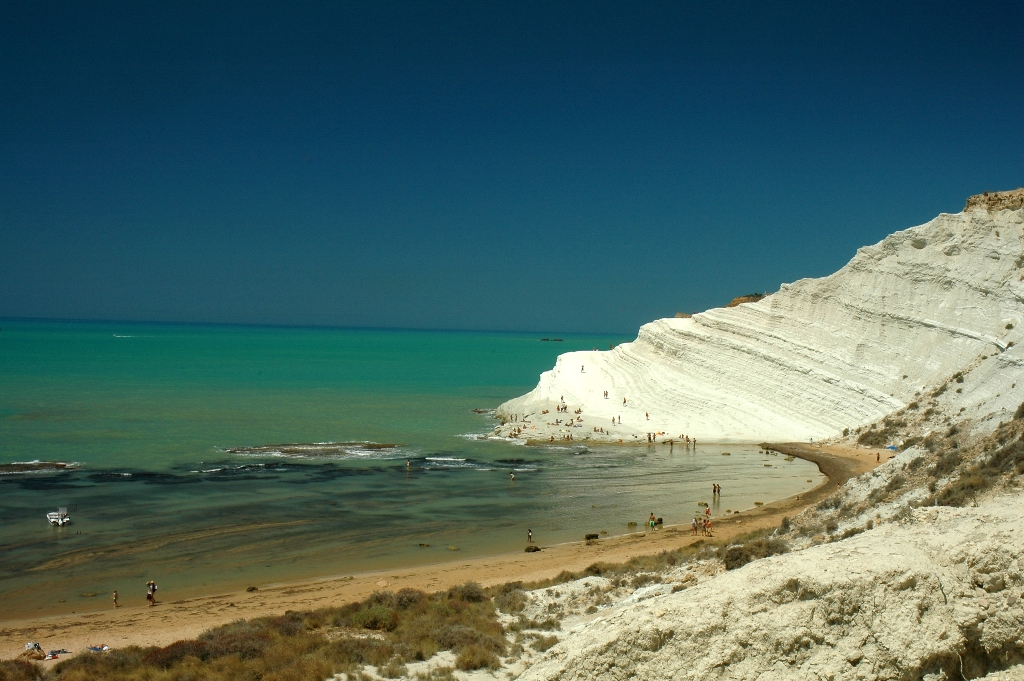 Scala dei Turchi, turista si avventura nonostante il maltempo: soccorso e salvato