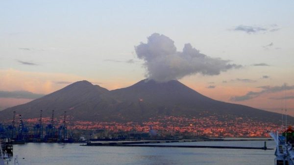 Rischio vulcanico, alleanza Sicilia-Campania. Isola “aperta” in caso di emergenza Vesuvio Rischio vulcanico, alleanza Sicilia-Campania. Isola “aperta” in caso di emergenza Vesuvio