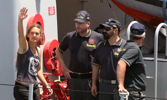 Sea Watch, la Capitana batte il Capitano, il Gip non convalida l’arresto, Carola libera
