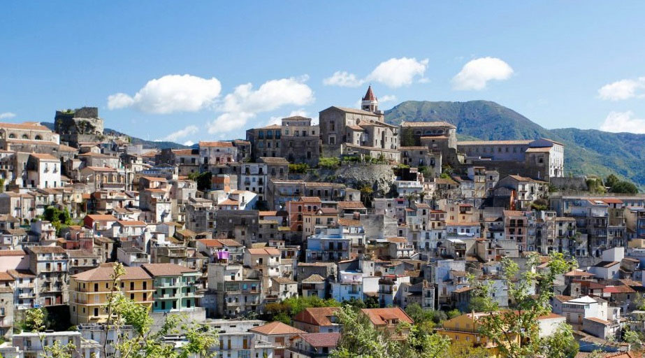 Ora conviene abitare nei borghi siciliani, case a 1 euro e tasse al 7% per ripopolare la Sicilia