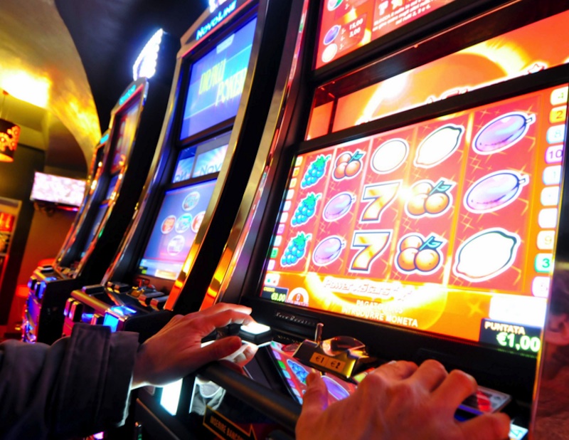 Reddito di cittadinanza e sala scommesse abusiva, denunciato furbetto a Biancavilla