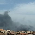 Incendi, caldo e vento li alimentano, in fiamme i lidi della Plaia, bagnanti evacuati via mare
