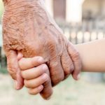 Istat, crollo delle nascite, a pagarne il prezzo anche gli anziani