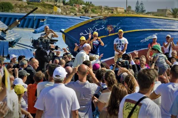 Papa Francesco, lunedì  messa per migranti e soccorritori