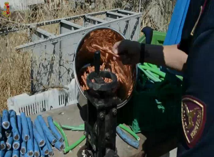 Furti, Polfer scopre una centrale di ricettazione del rame