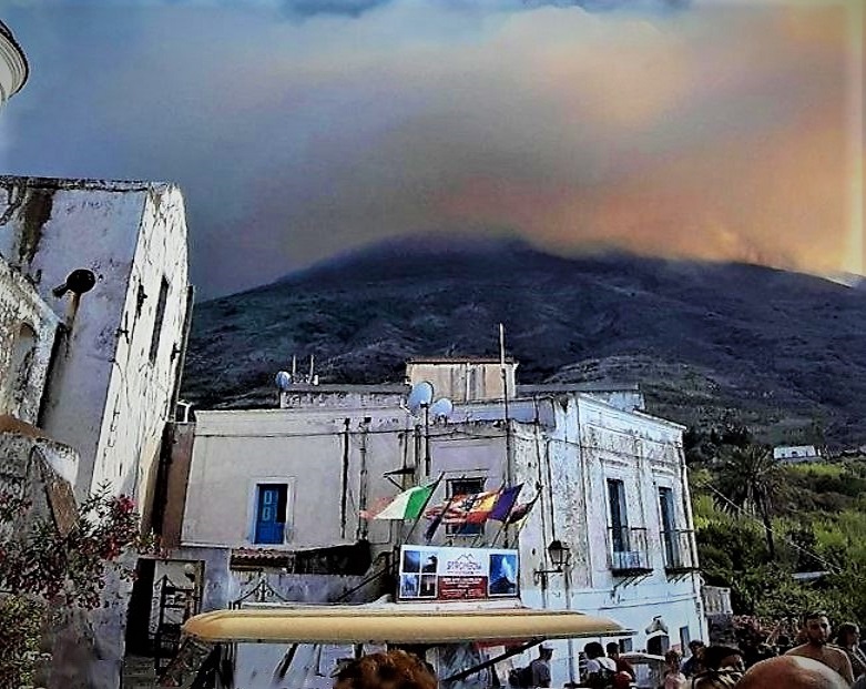 Stromboli, notte tranquilla, piccole scosse ma nessun danno