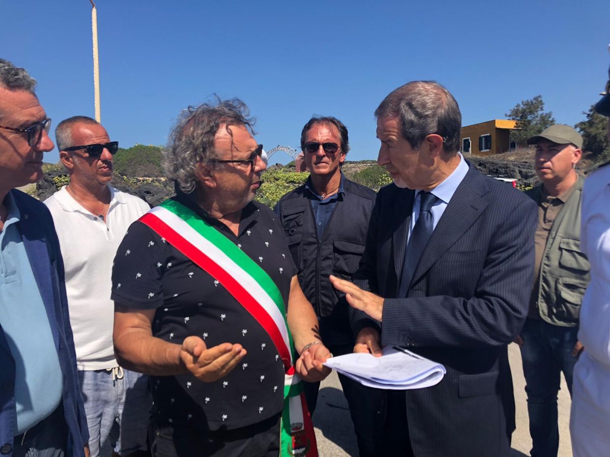 Musumeci a Linosa per ascoltare i cittadini. Primo impegno sul porto: “Stanziati 6 mln” Musumeci a Linosa per ascoltare i cittadini. Primo impegno sul porto: “Stanziati 6 mln”