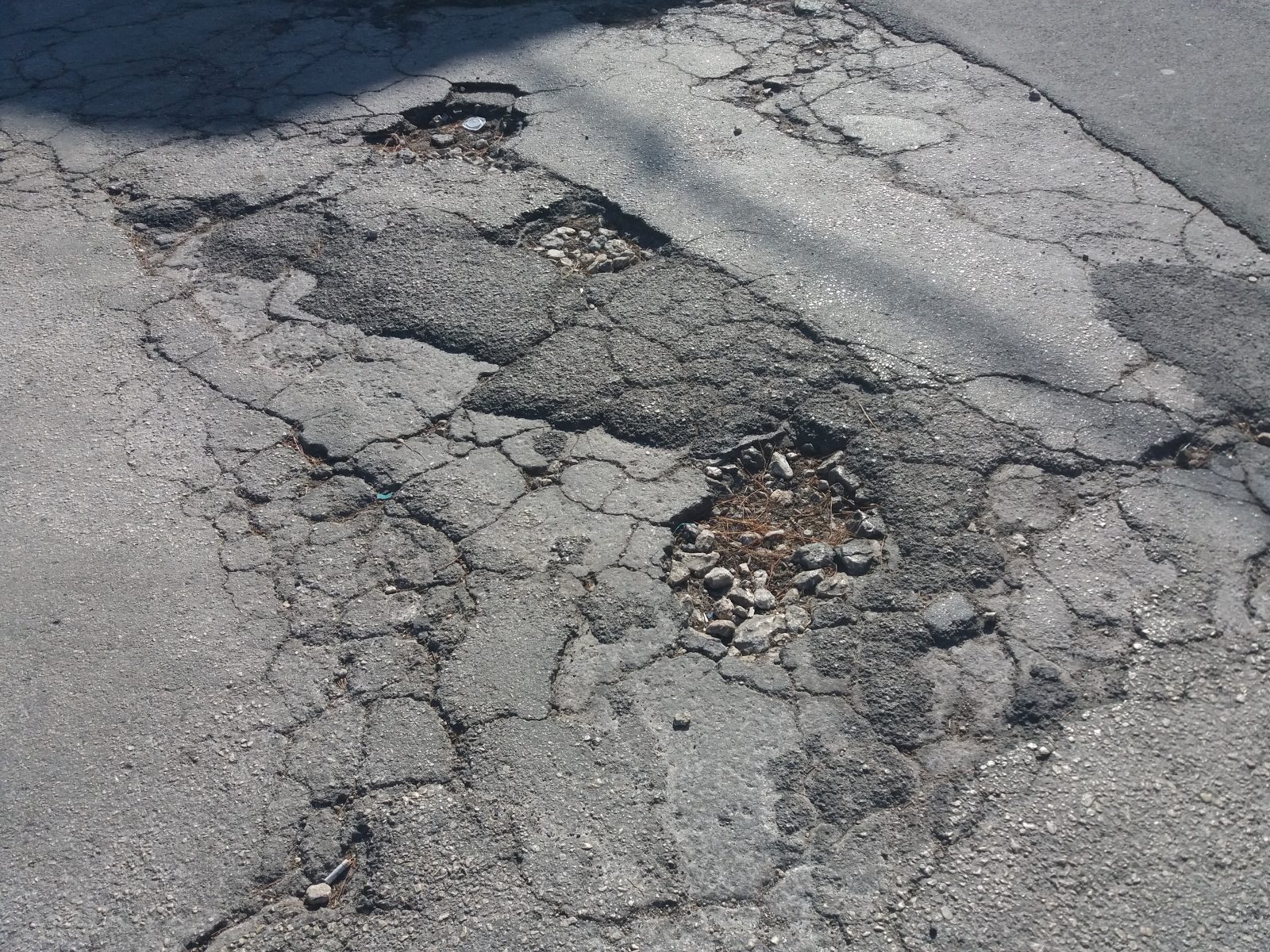 Viabilità secondaria provinciale in condizioni disastrate