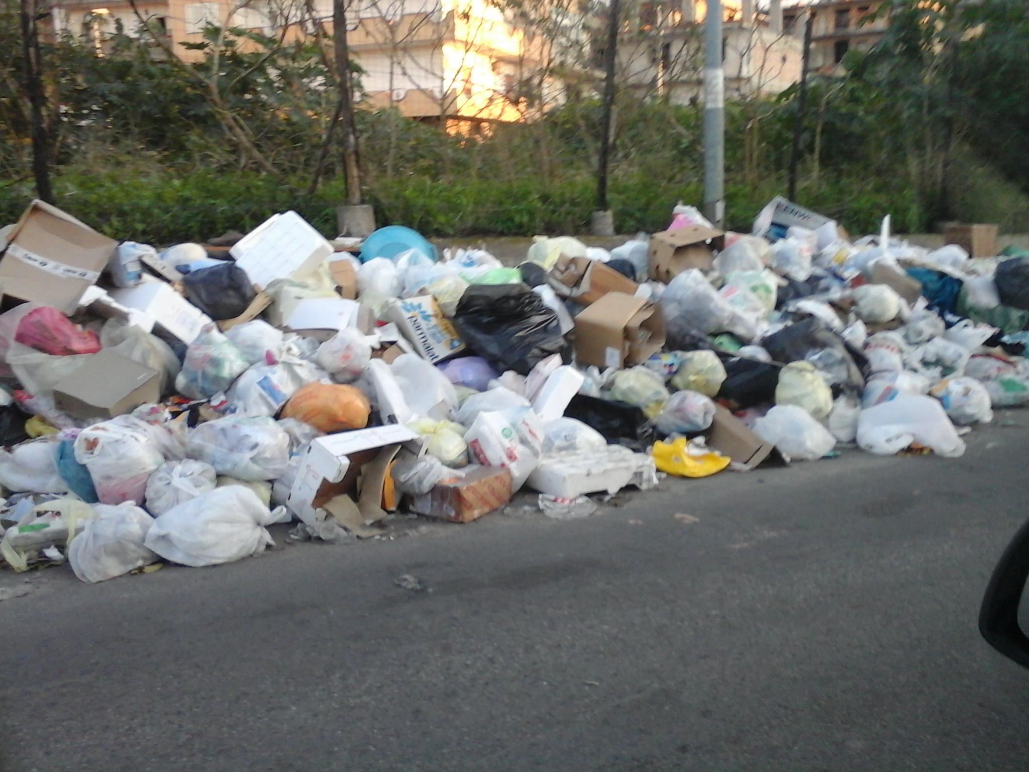 Gela fa i conti con le sue solite emergenze, sui rifiuti il Comune promette una svolta